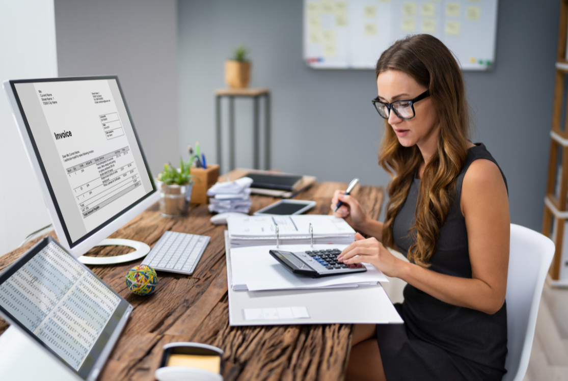 Mujer trabajando en facturación y gestión contable digital para empresas